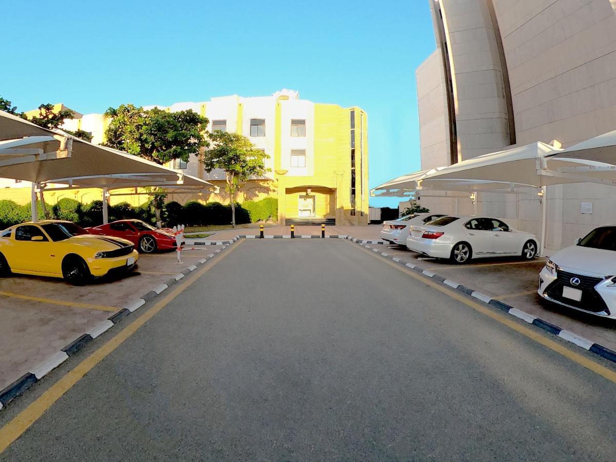 Al Corniche Hotel Jeddah Exterior foto Parking at the complex