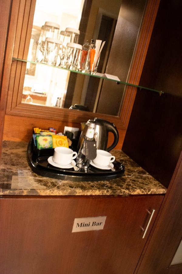 Al Corniche Hotel Jeddah Exterior foto A kettle in a hotel room